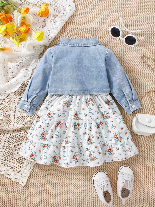 Prenda azul y blanca conjunto de vestido floral y chaqueta de mezclilla para bebe vista frontal