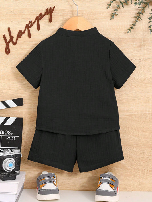 Prenda negra conjunto de camisa y shorts para bebé vista posterior