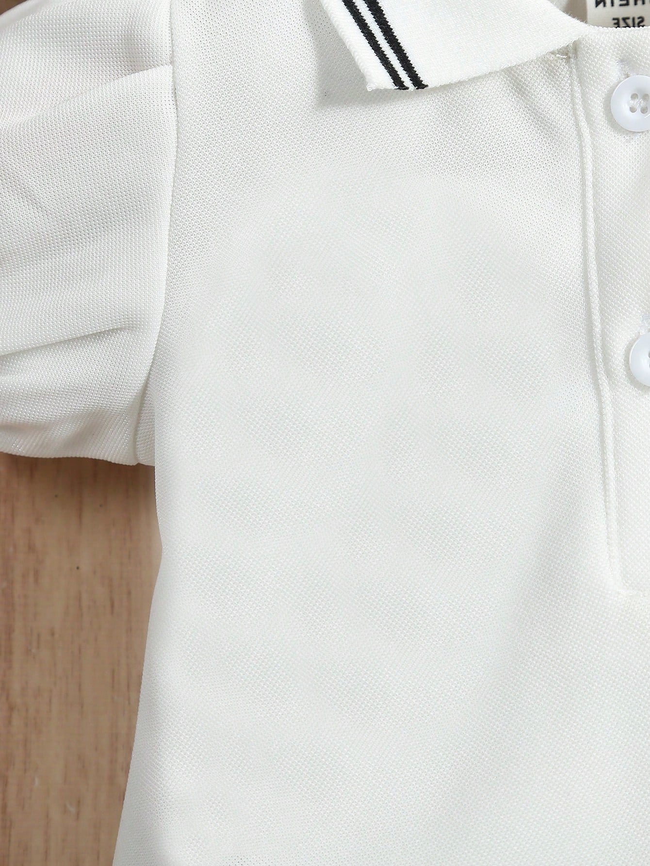 Prenda blanca vestido polo para bebe, detalle de la tela y manga farol