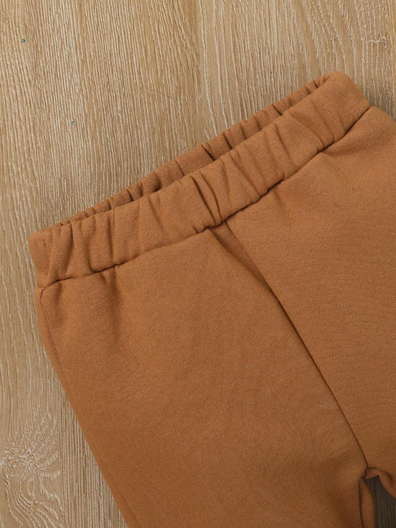 Prenda marrón conjunto deportivo para bebe vista frontal con chaqueta universitaria