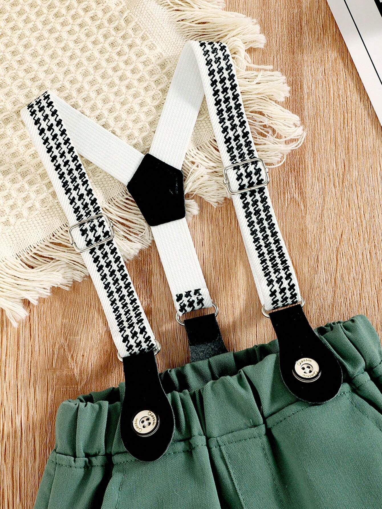 Prenda blanco y verde conjunto para bebe vista frontal con tirantes y corbatín