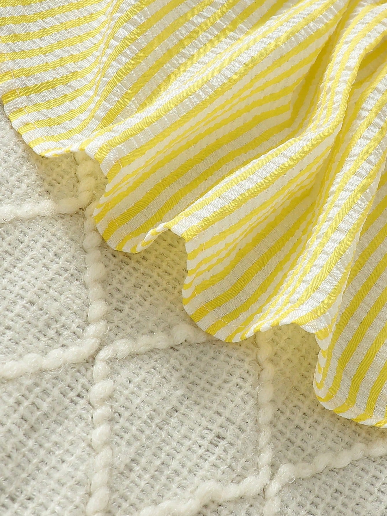 Prenda amarilla vestido a rayas para bebe con detalle de tejido ligero y falda amplia