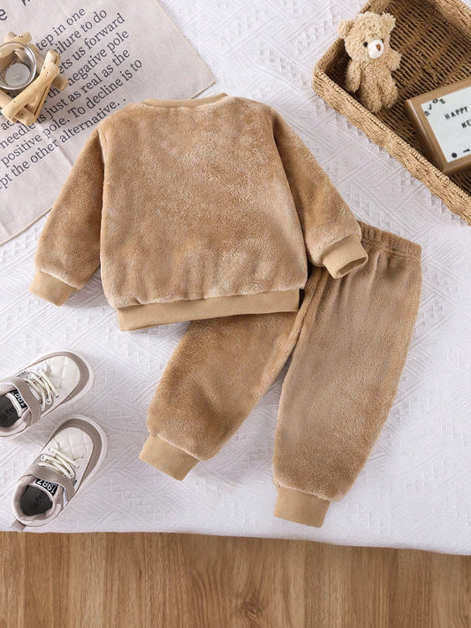 Conjunto beige de felpa para bebe vista trasera de sudadera y pantalón
