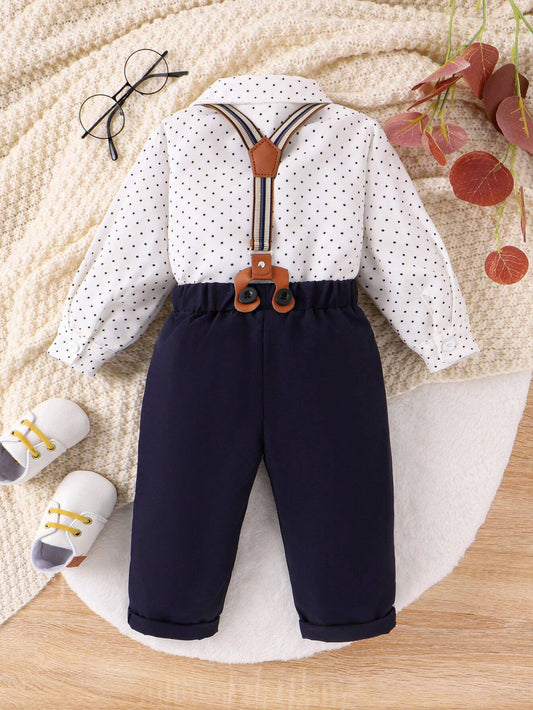 Prenda blanca y azul conjunto para bebé con detalle de moño y tirantes