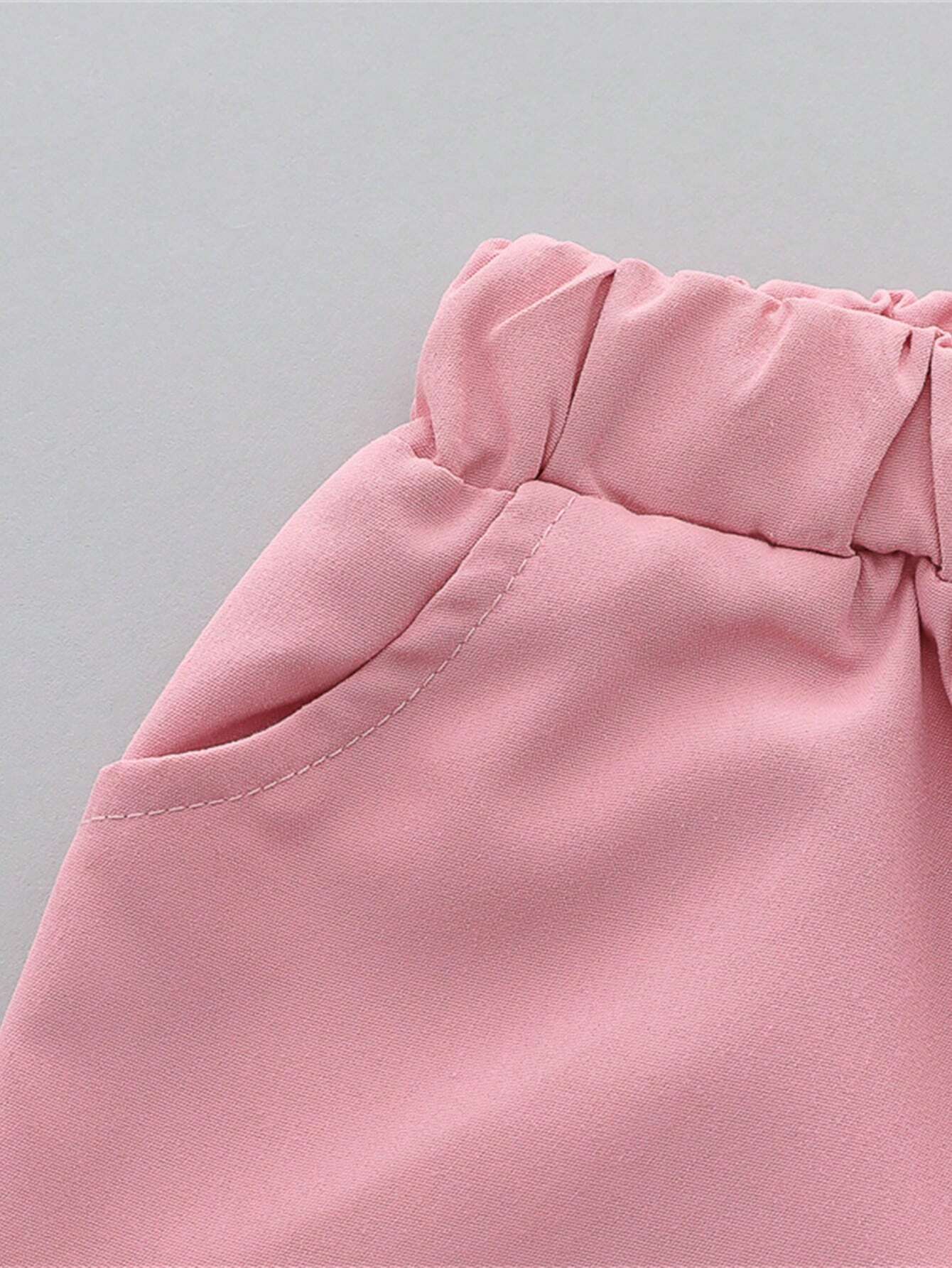 Prenda rosa conjunto para bebe con detalle de cintura elástica y bolsillo lateral