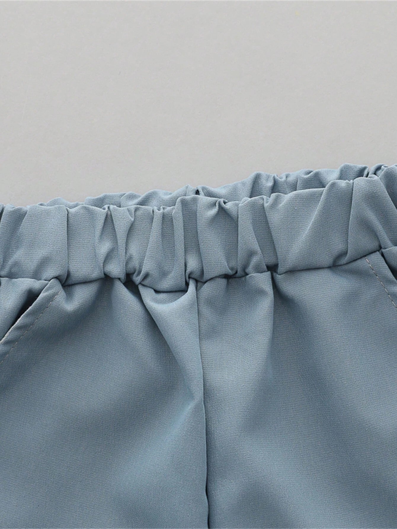 Prenda azul conjunto para bebe con detalle de cintura elástica y bolsillo lateral
