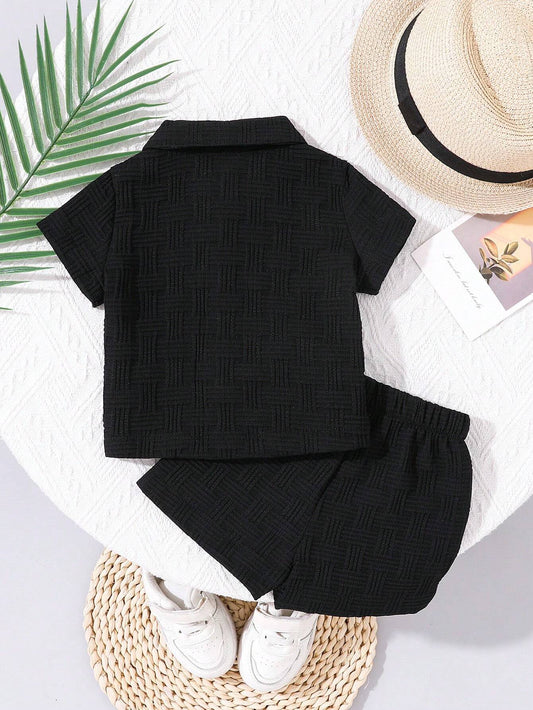 Prenda negra conjunto de camisa y shorts para bebe detalle de manga corta