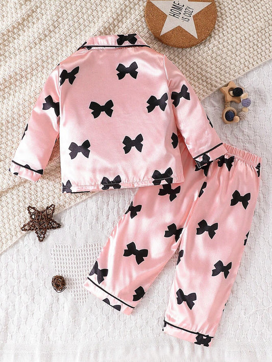 Conjunto rosa satinado lazos contraste elegante
