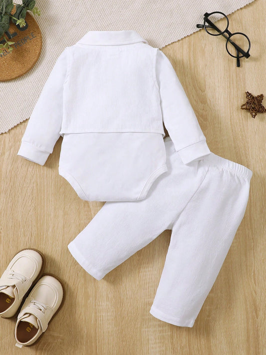 Conjunto blanco elegante para bebé vista trasera con chaleco y pantalón