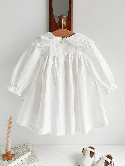 Prenda blanca vestido para bebe vista posterior