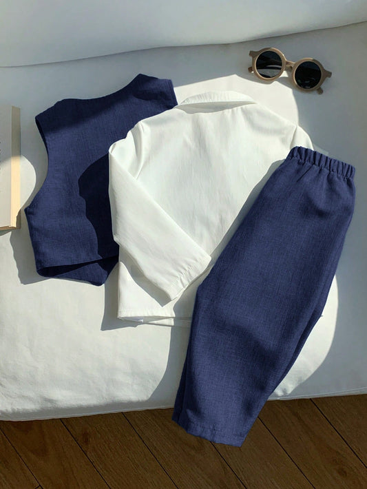 Conjunto azul marino elegante para bebé con camisa blanca, chaleco y pantalón, vista trasera
