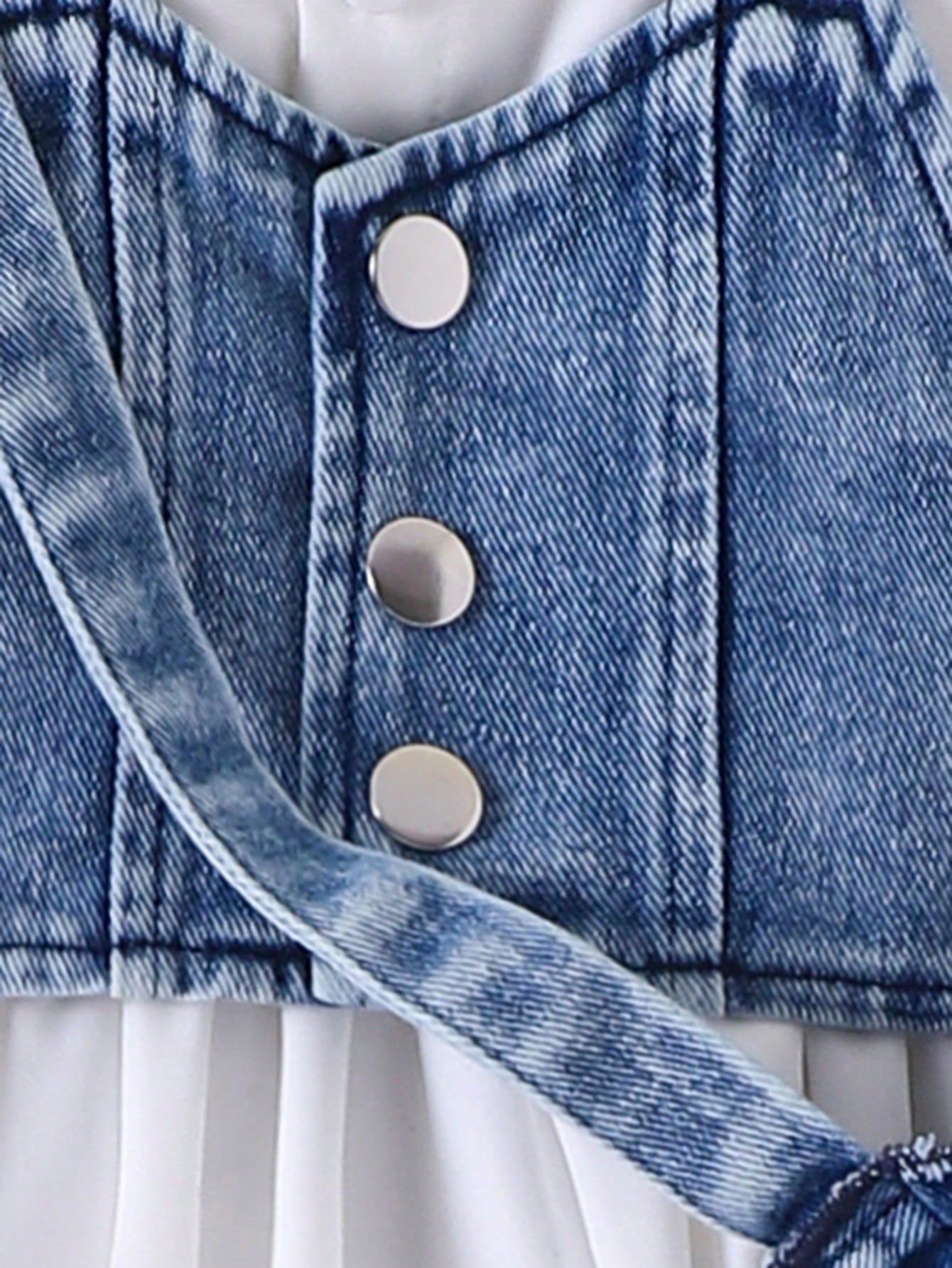Prenda azul chaleco de mezclilla para bebe con botones metálicos