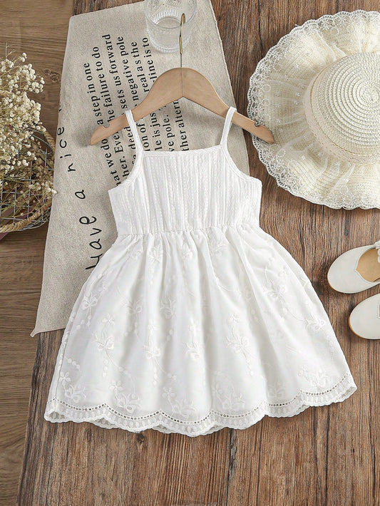 Vestido blanco con bordado floral y encaje de tirantes finos