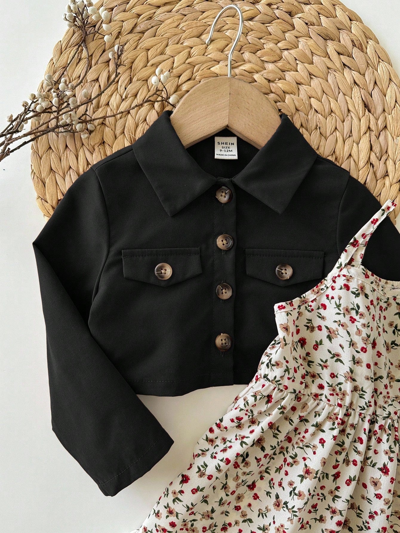 Prenda negra conjunto para bebe con detalle de chaqueta corta con botones