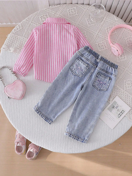 Prenda rosa conjunto para bebe con camisa a rayas y jean azul vista trasera