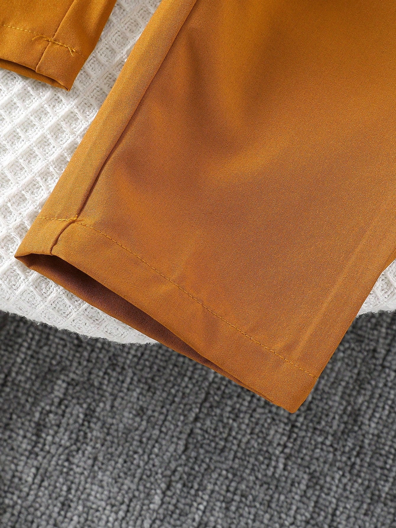 Prenda marrón pantalón para bebe con detalle de acabado liso