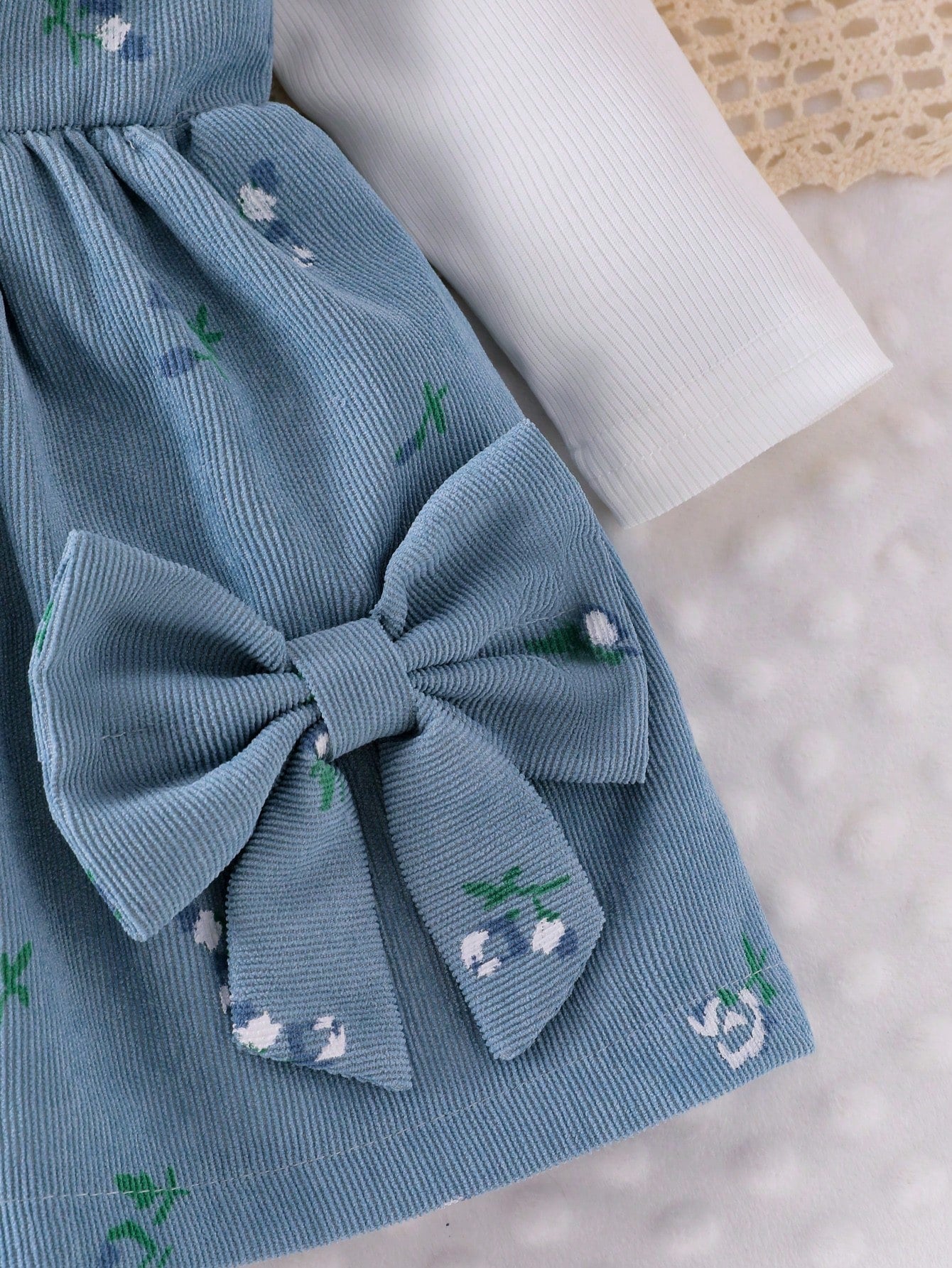 Prenda azul conjunto para bebe con detalle de moño decorativo del vestido