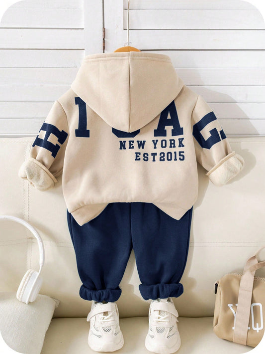 Conjunto beige con capucha para bebe con estampado de letras vista trasera