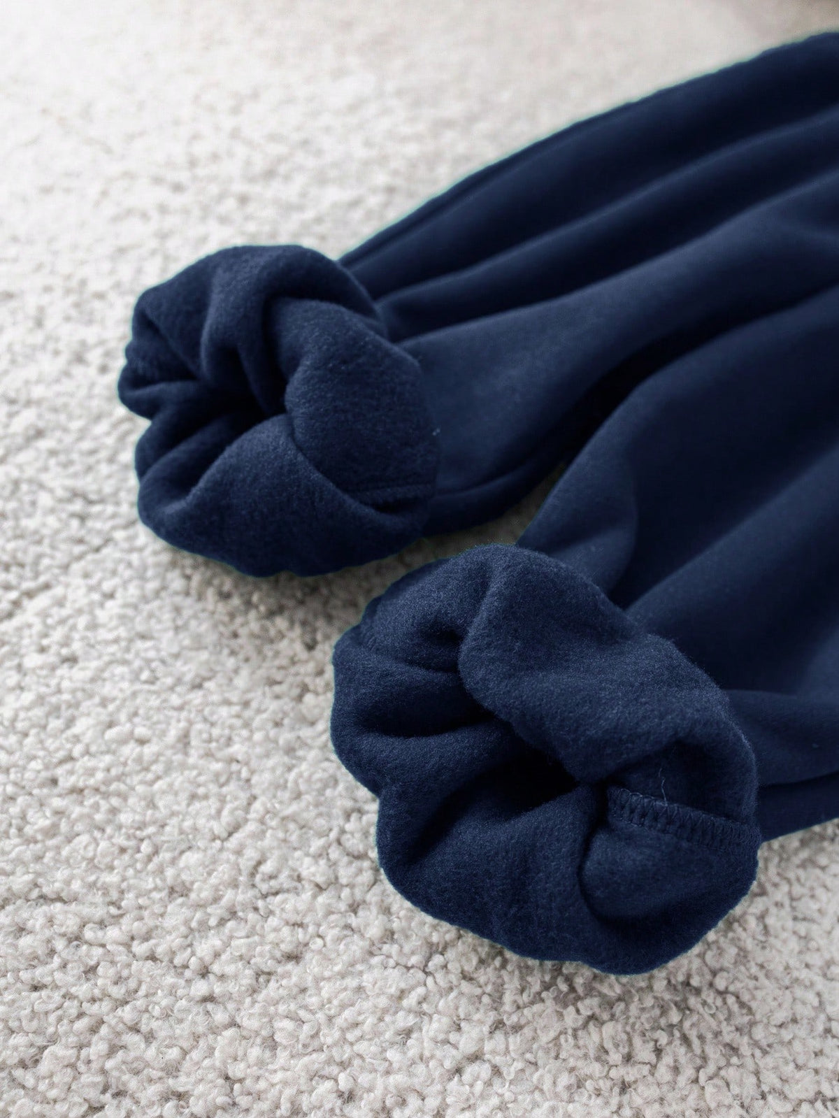 Pantalón jogger azul marino para bebe con detalle de tejido suave y tobillos doblados