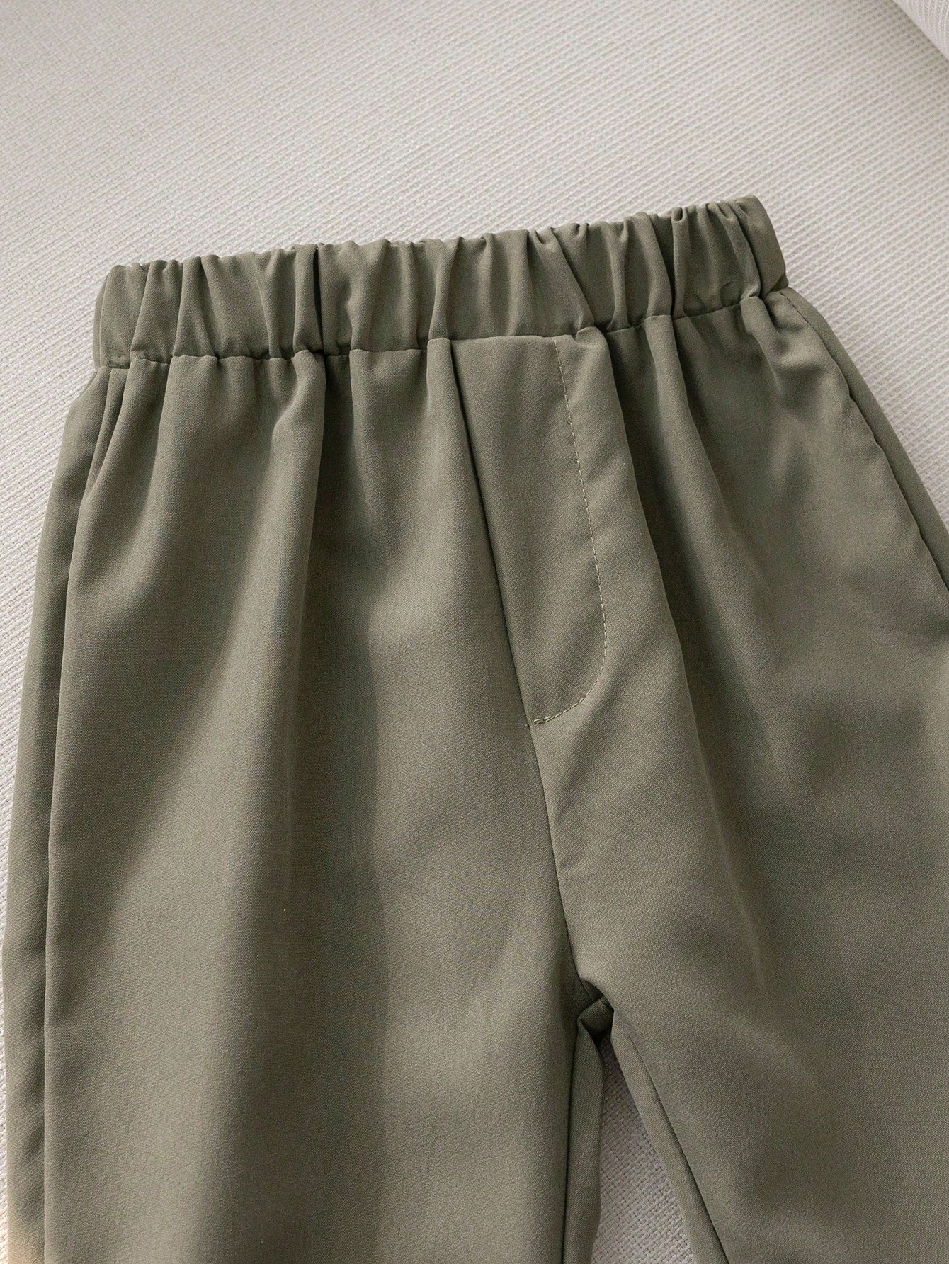 Prenda verde oliva conjunto para bebe con detalle de pantalón y cintura elástica