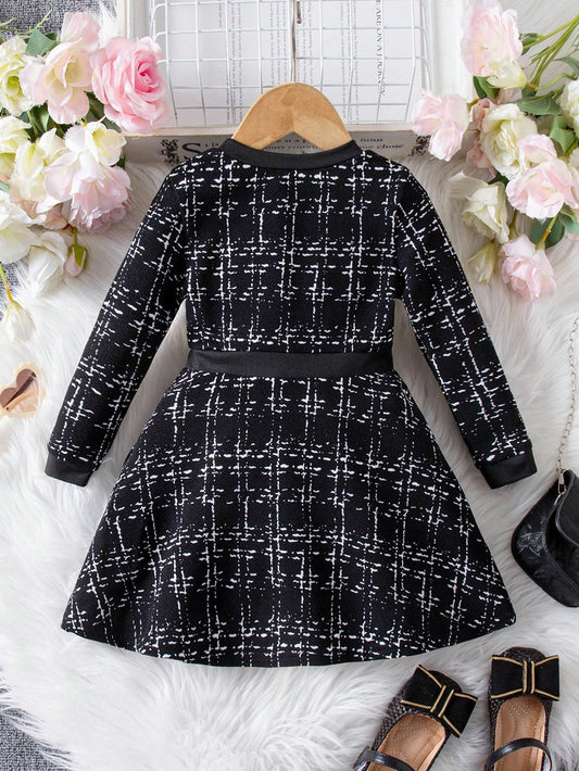 Prenda negro vestido para bebe con cuadros y botones dorados vista trasera