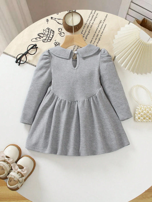 Vestido gris de punto con cuello peter pan y lazo negro