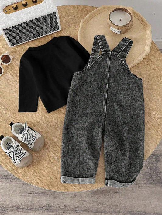 Prenda negra conjunto para bebe con overol de mezclilla gris vista trasera