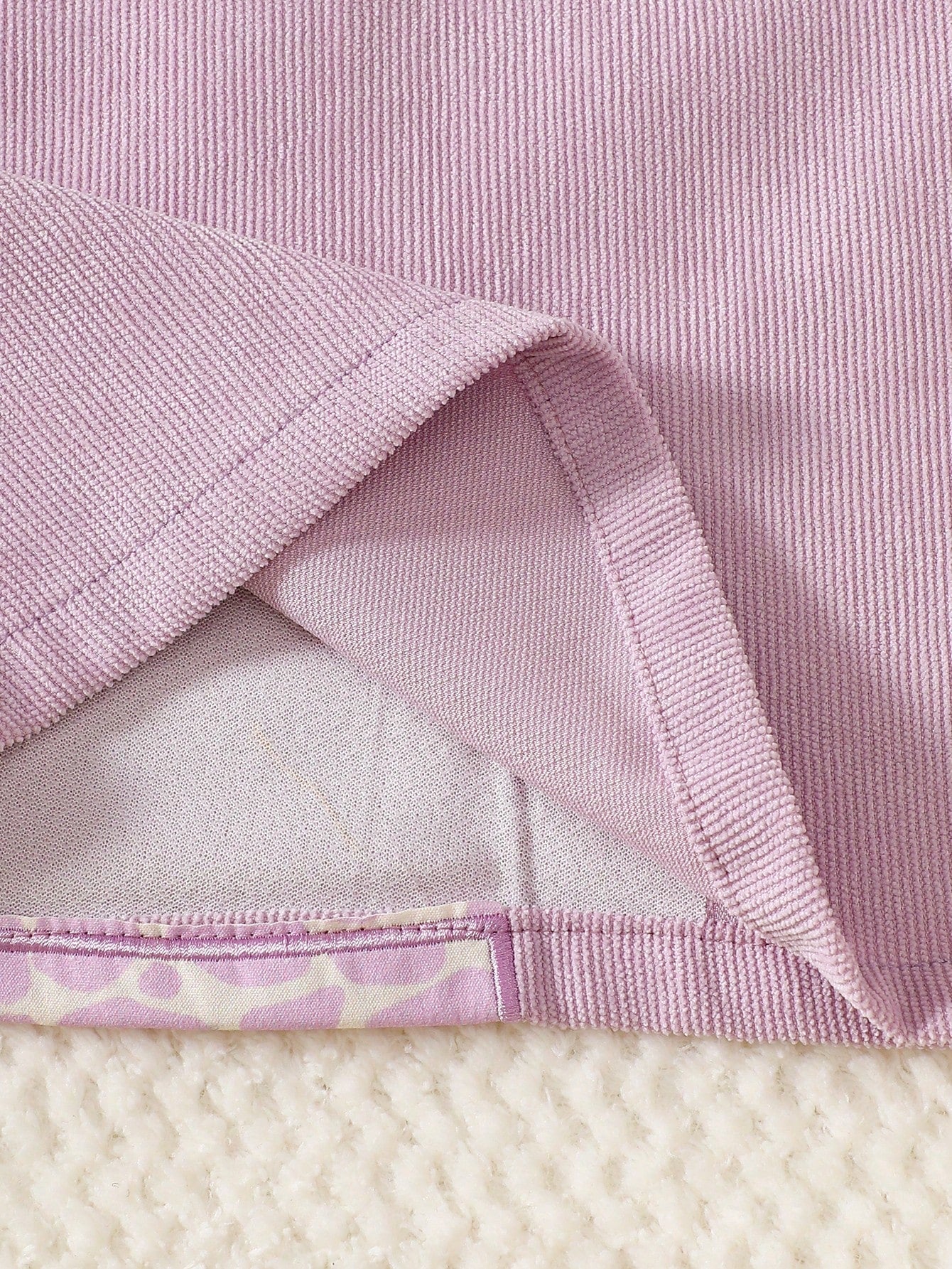 Prenda lila vestido para bebe con detalle de textura acanalada