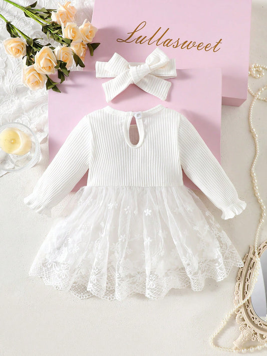 Prenda blanca vestido para bebe con flores bordadas y diadema vista trasera