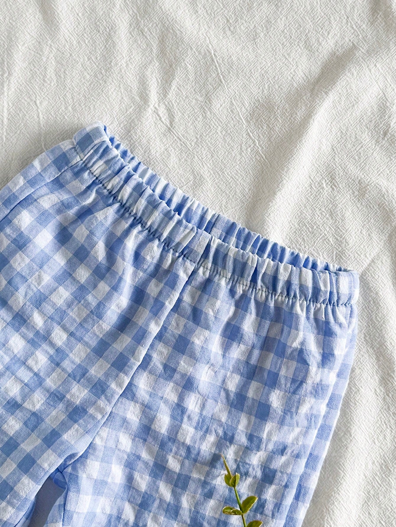 Prenda azul conjunto para bebe detalle de pantalón a cuadros con cintura elástica