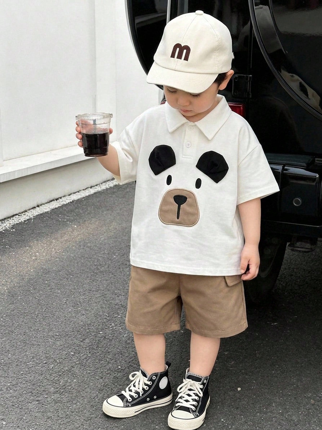Prenda blanca conjunto para bebe con polo de oso y pantalon cargo beige modelado