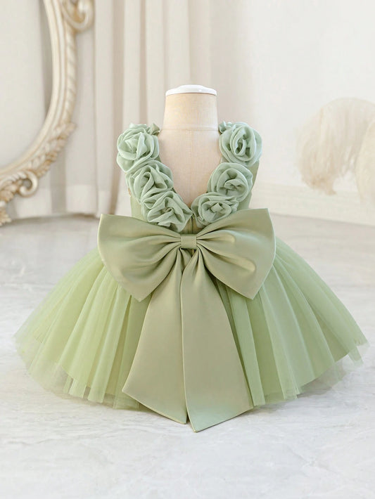 Prenda verde salvia vestido para bebe con flores y lazo vista trasera