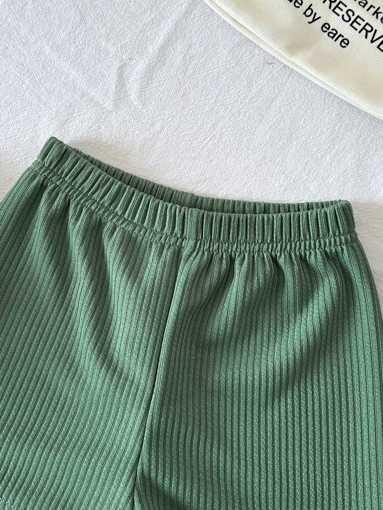 Prenda verde conjunto para bebe detalle de bolsillo y botones