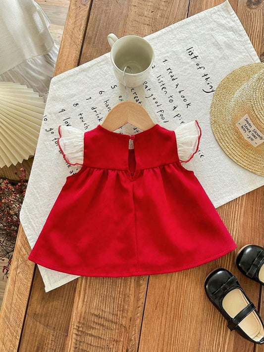 Prenda roja vestido para bebe con volantes de tul y botones vista trasera