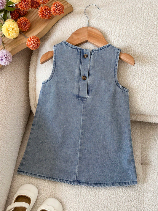 Prenda azul vestido de mezclilla para bebe con botones traseros vista posterior