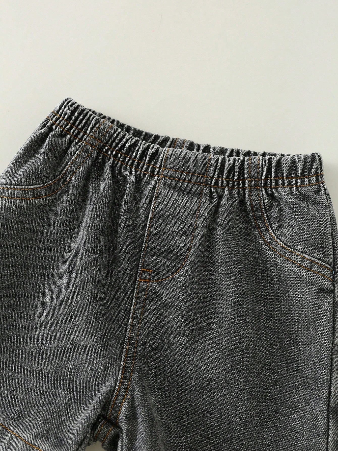 Prenda negra short de mezclilla para bebe con cintura elástica y bolsillos
