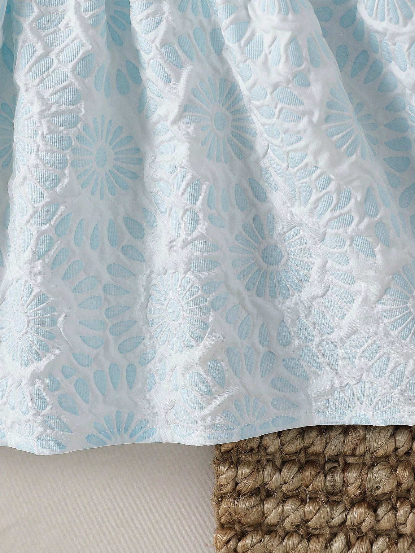 Prenda celeste vestido para bebe con detalle de bordado floral calado