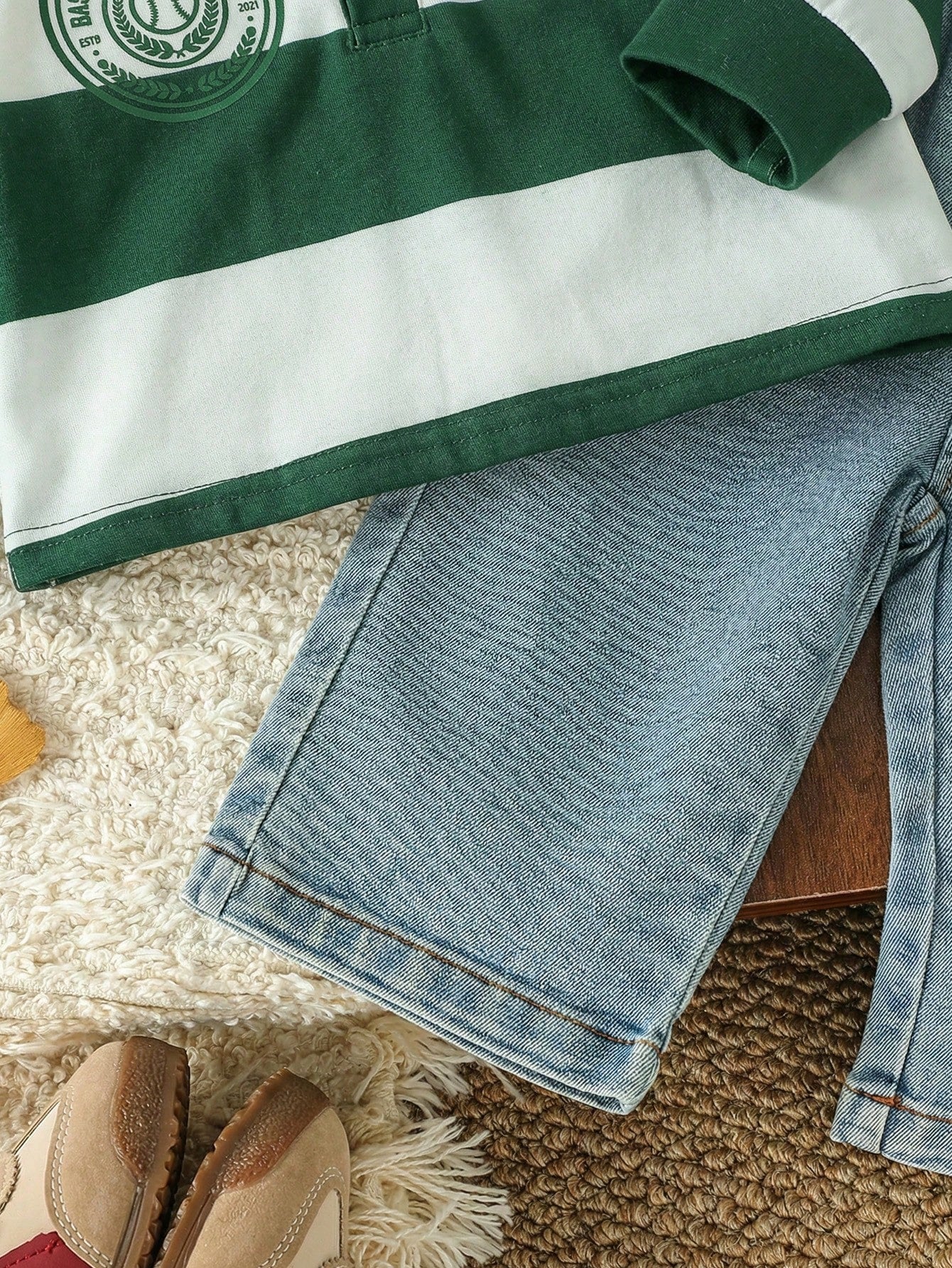 Prenda verde conjunto para bebe detalle de pantalón de mezclilla claro