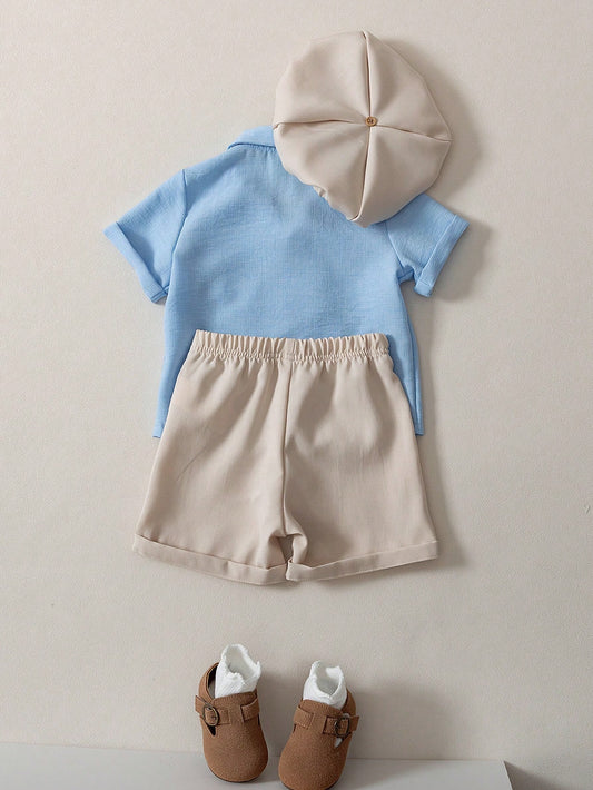 Conjunto azul celeste y beige para bebé con camisa de manga corta, pantalón de cintura elástica y boina, vista trasera