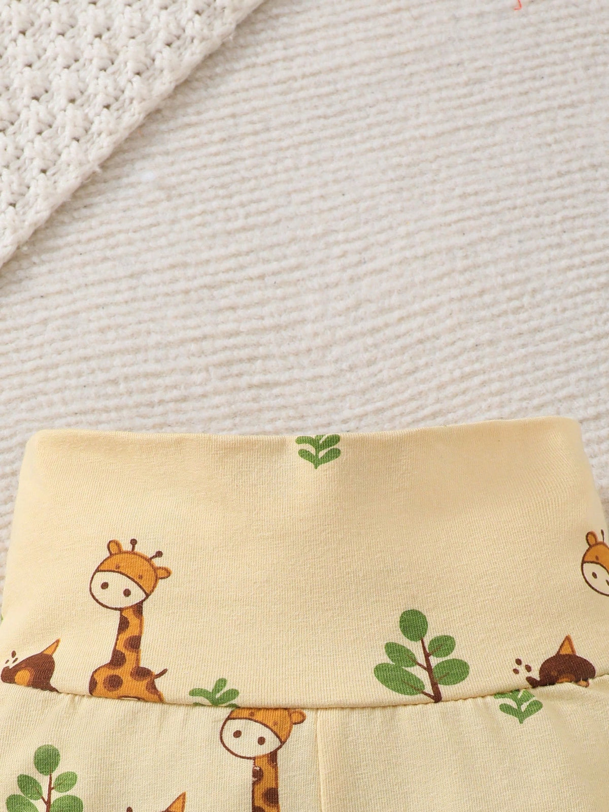 Prenda amarilla pantalón para bebe con estampado de jirafas y cintura elástica