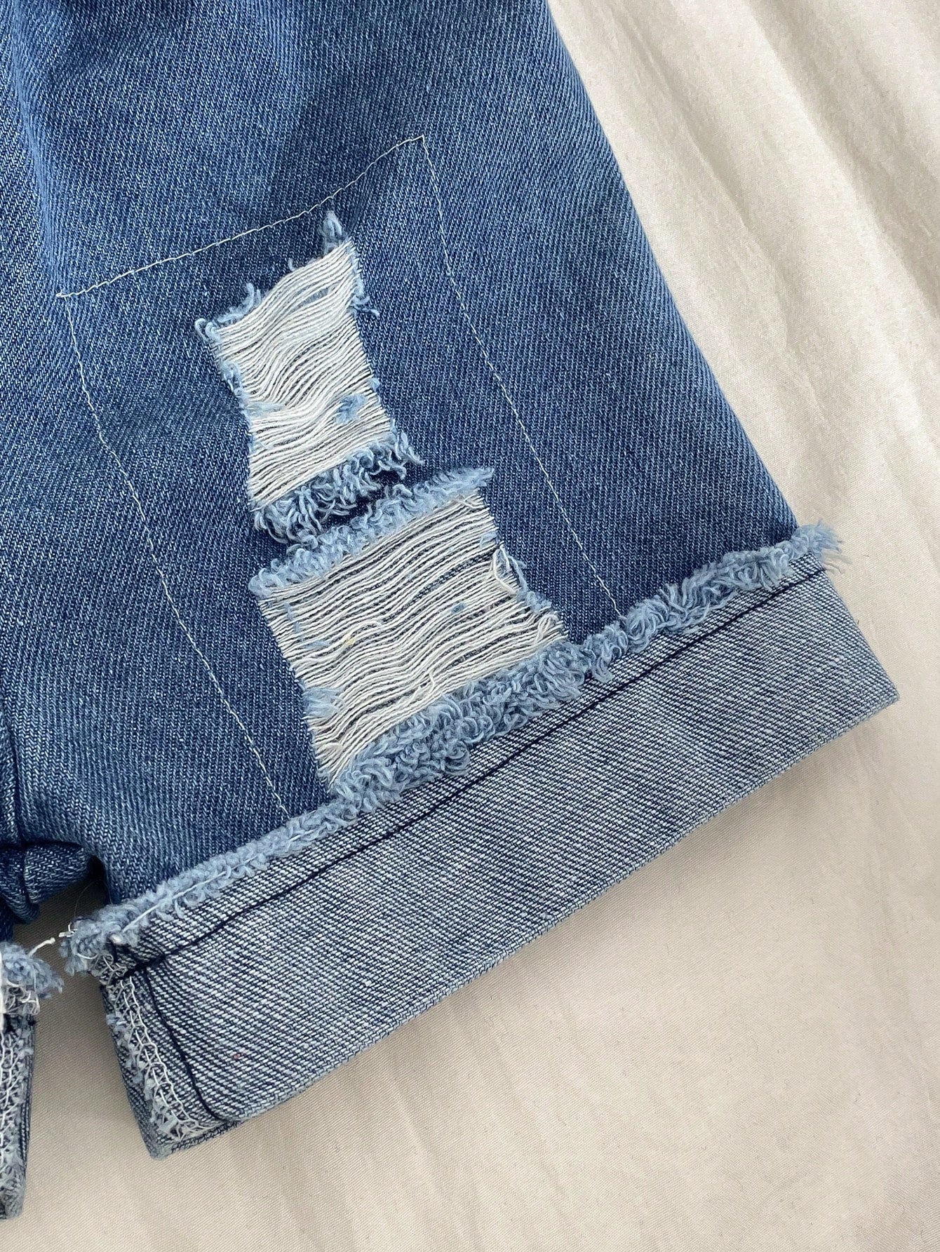 Prenda azul shorts para bebe detalle de mezclilla desgastada