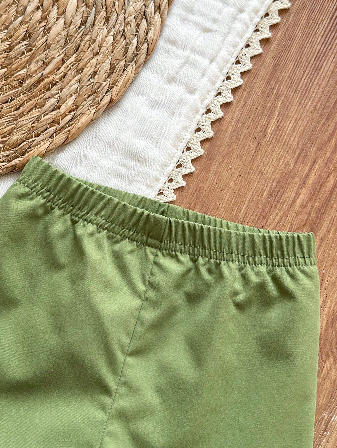 Prenda verde shorts para bebe detalle de cintura elástica