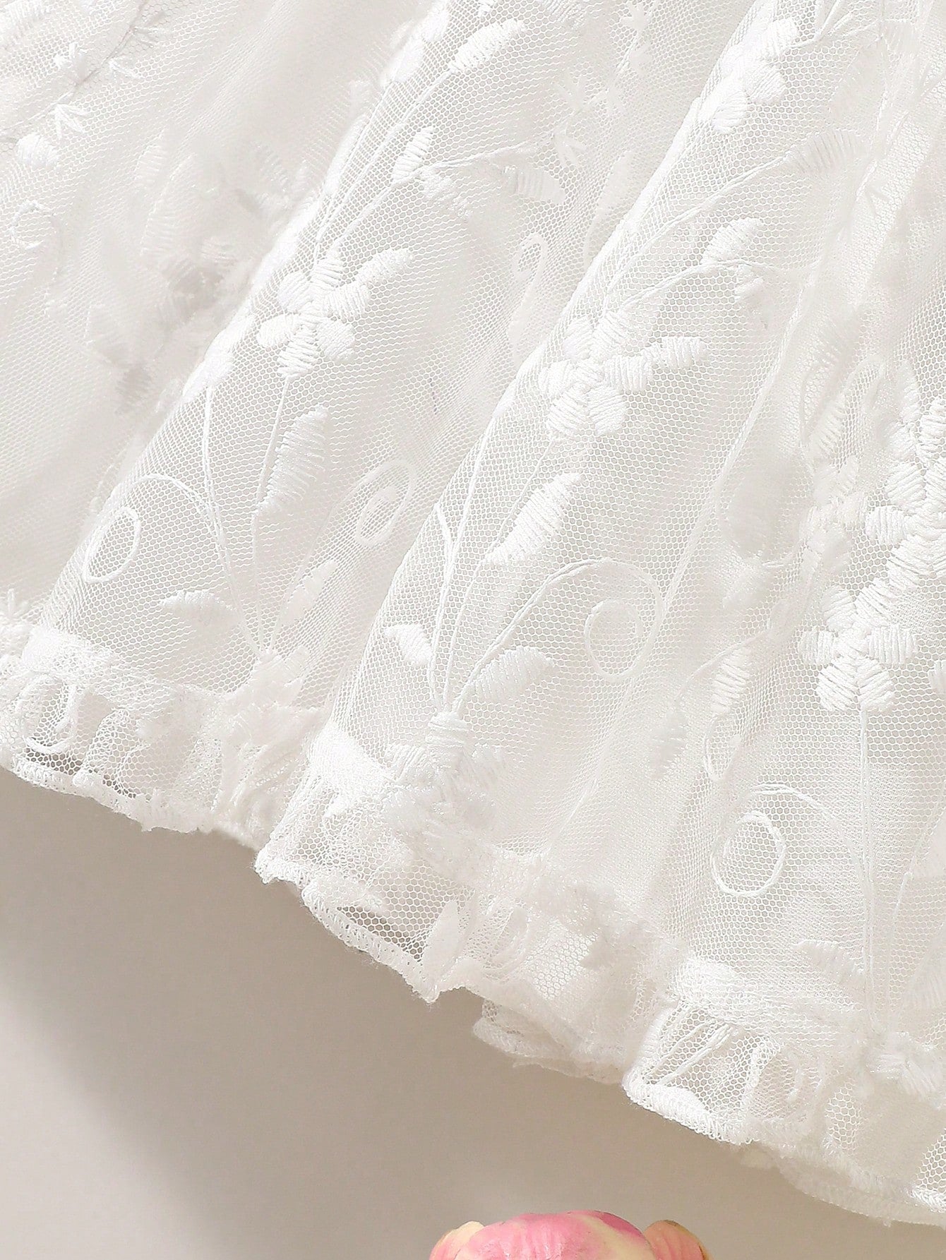 Prenda blanca vestido para bebe detalle de bordado y bajo con encaje