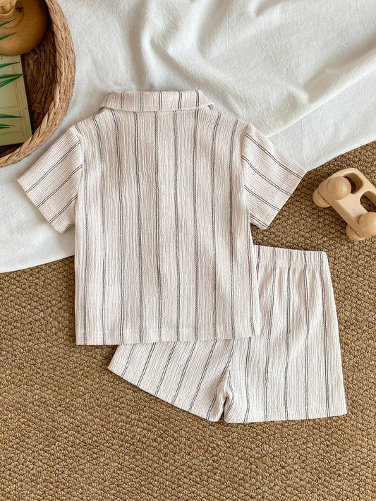Conjunto albaricoque a rayas para bebé con camisa de cuello clásico y pantalón corto, vista trasera
