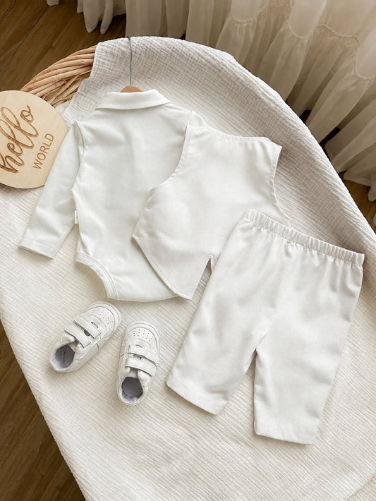 Conjunto blanco de 3 piezas para bebe con pantalón de cintura elástica y chaleco, vista trasera.
