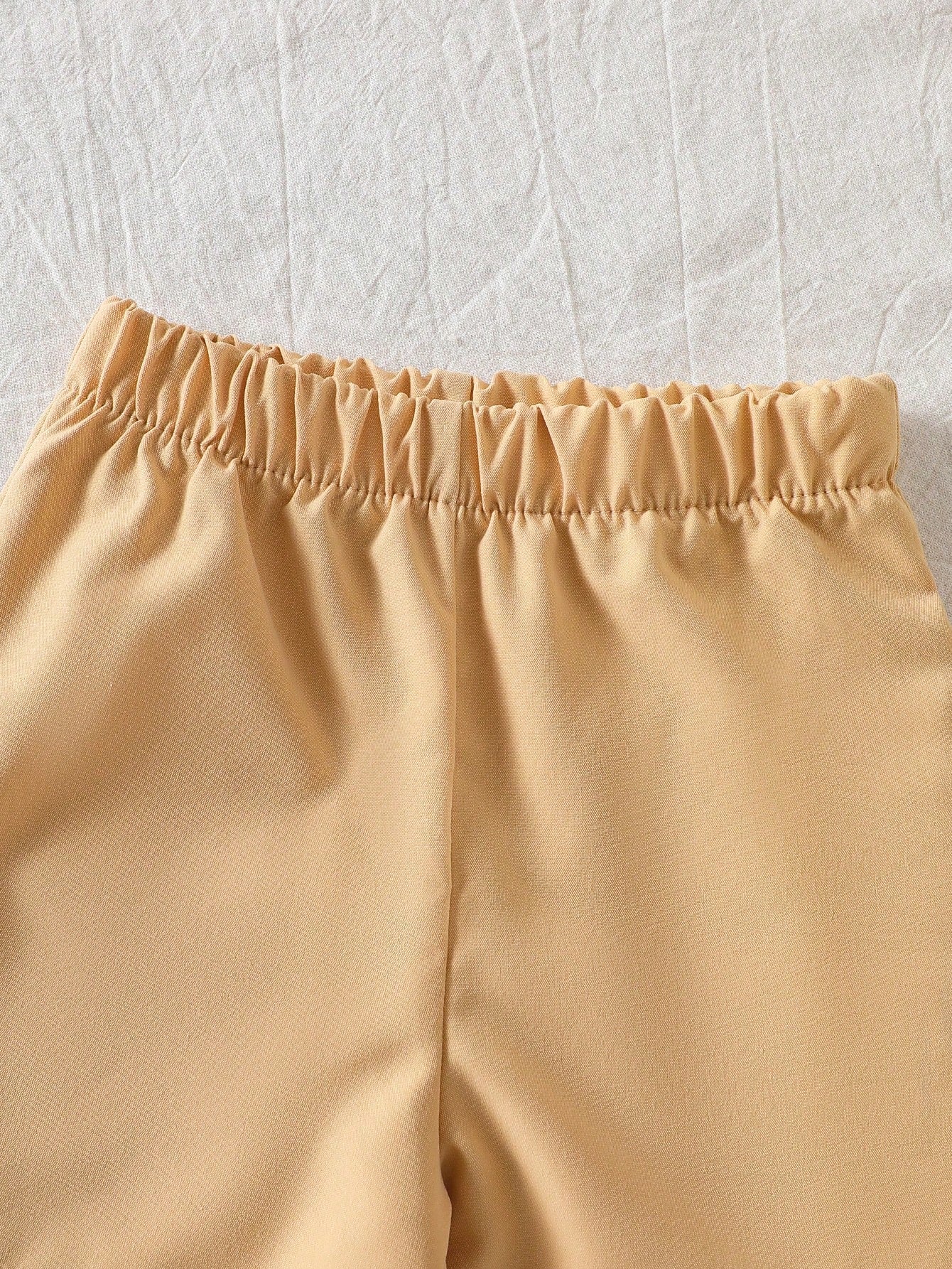 Prenda beige conjunto para bebe detalle de short camel con cintura elástica