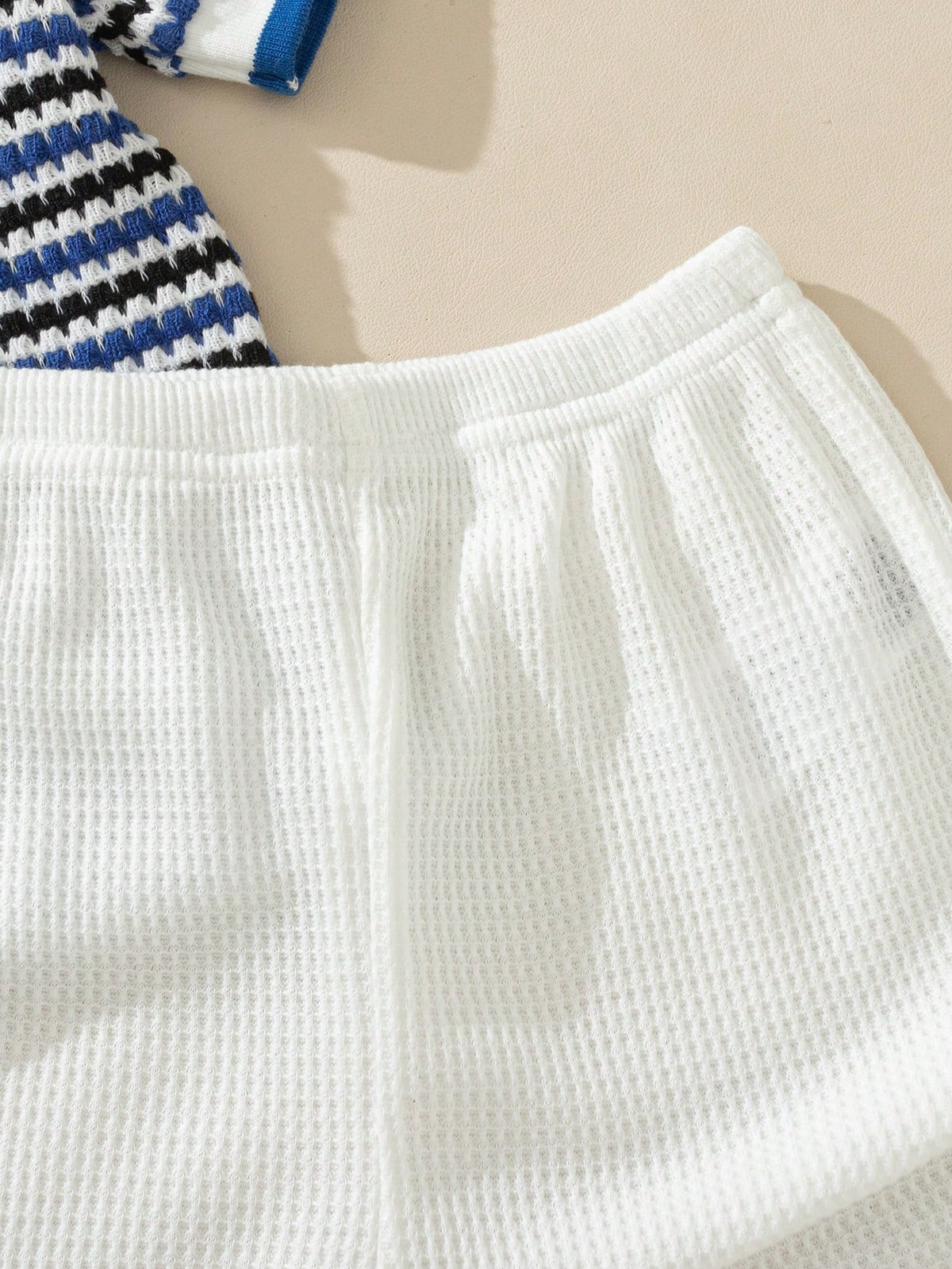 Prenda blanca short para bebe con textura y cintura elástica