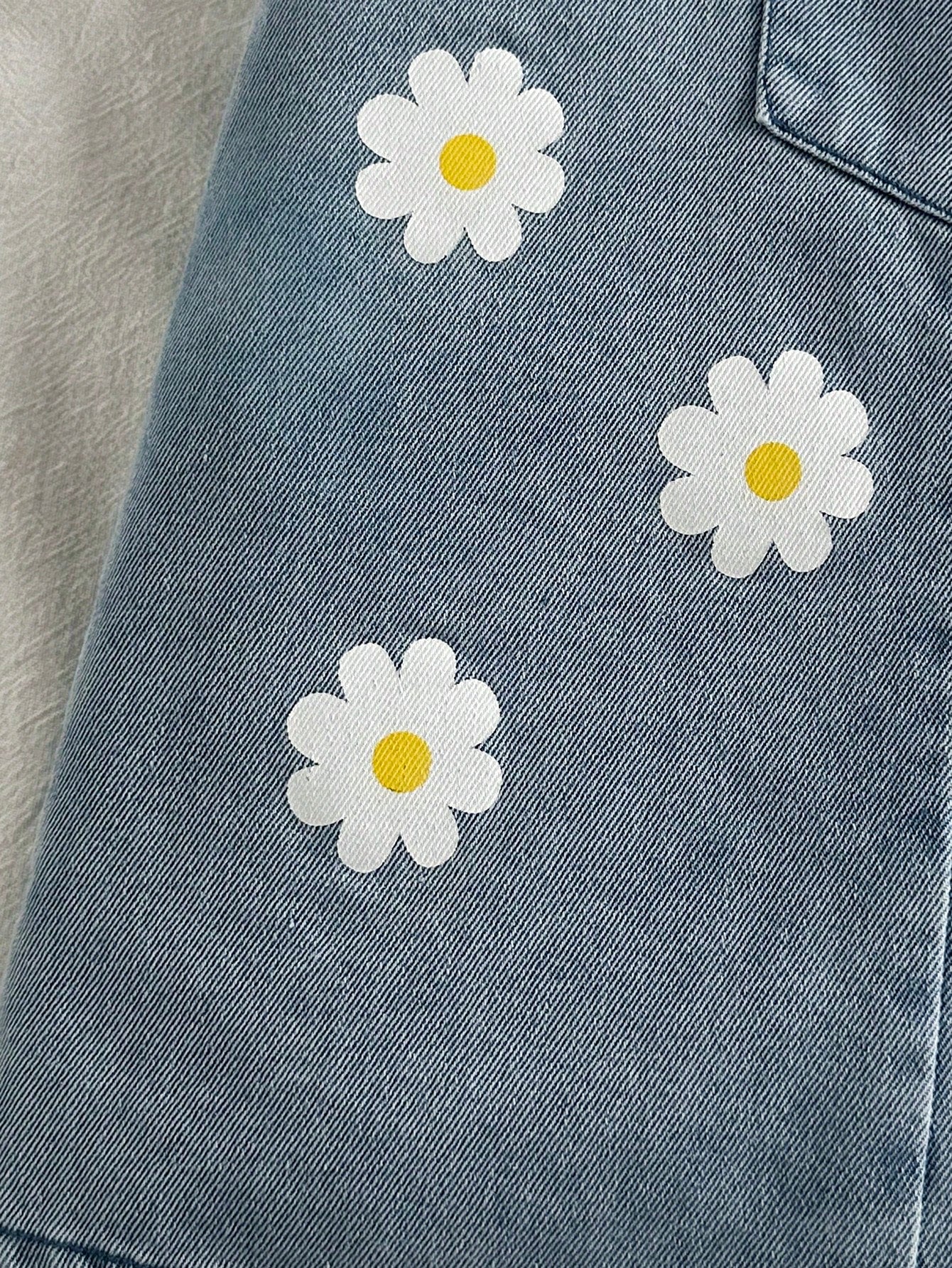 Prenda azul conjunto para bebe con detalle de margaritas aplicadas