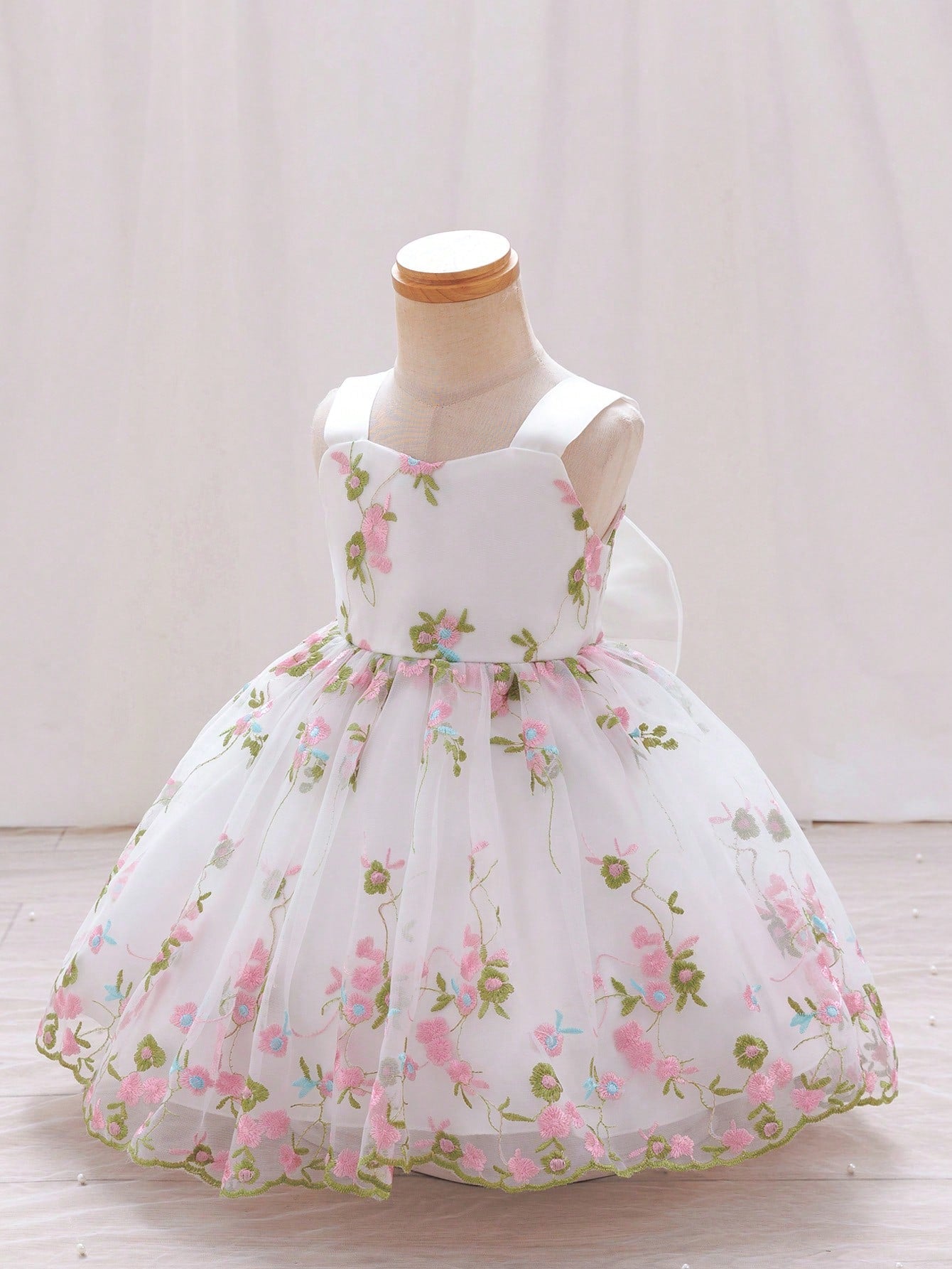 Prenda blanca vestido de tul para bebe con detalle de bordado floral