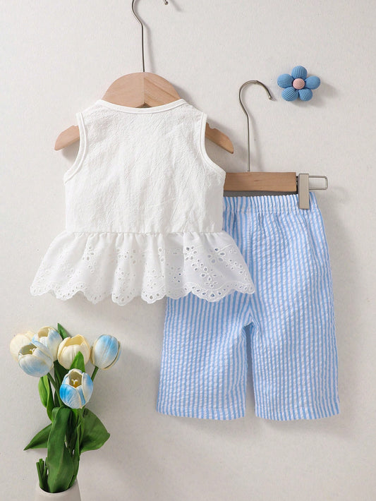 Conjunto blanco y azul para bebe con blusa sin mangas y pantalón de rayas, vista trasera.